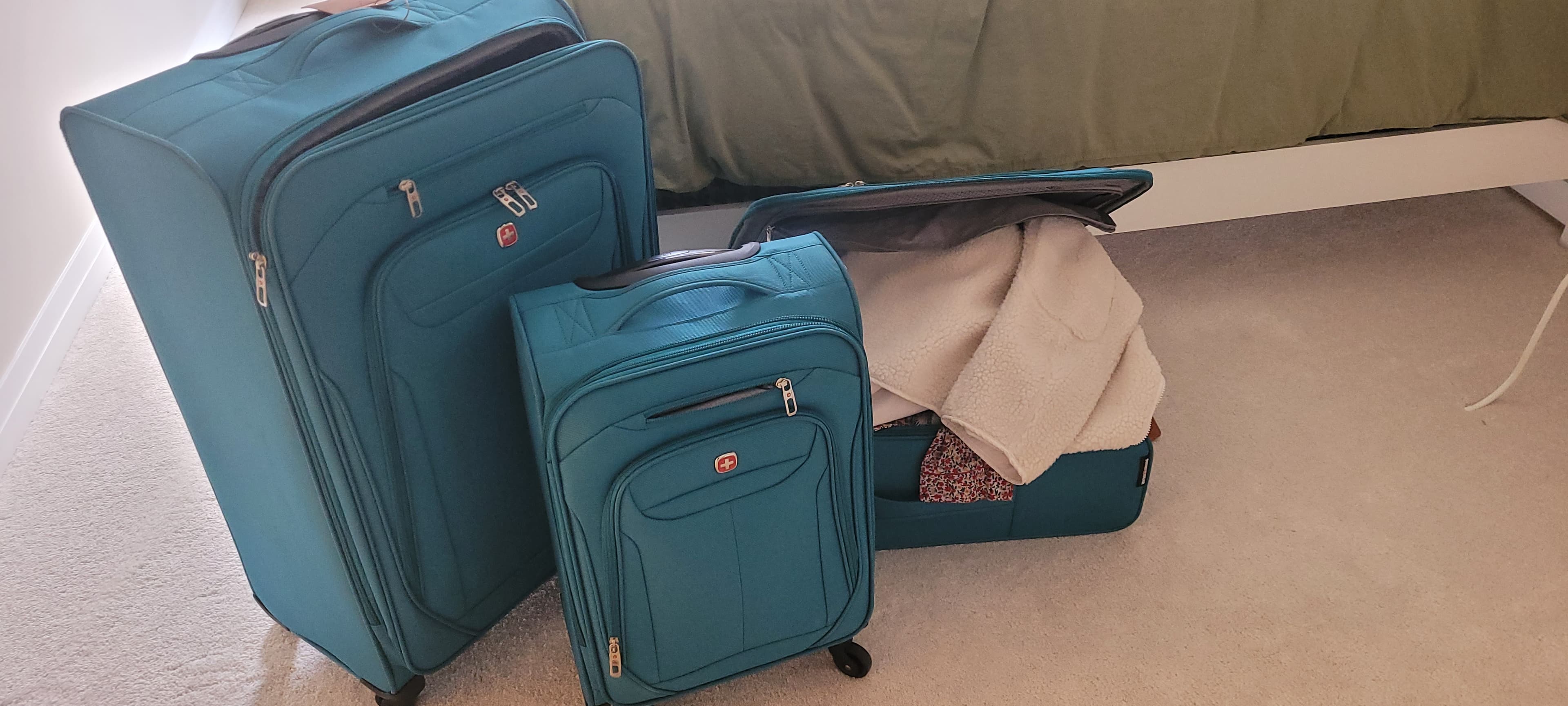 SwissGear Luggage - 3 sizes for rent in Newmarket, Ontario — toolshare